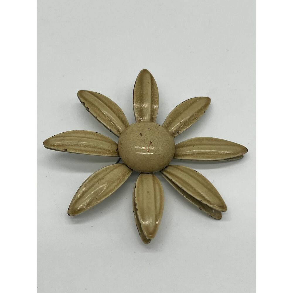 Vintage Off-White Beige Metal Daisy Flower Brooch Lapel Pin Retro Jewelry
